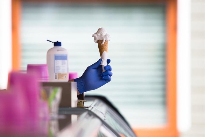 Venta de helados durante la epidemia de coronavirus en Liubliana, Eslovenia