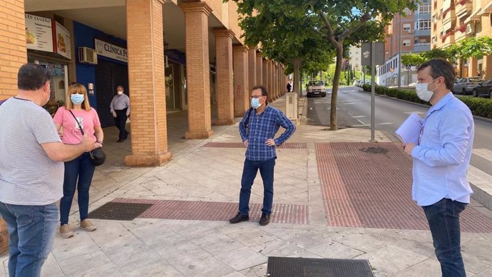 El alcalde de Jaén, Julio Millán, recorre zonas de la ciudad con otros concejales