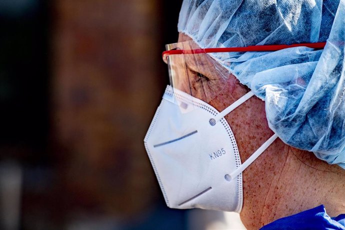 Una trabajadora sanitaria en la ciudad de Uden, en Países Bajos, durante la pandemia de coronavirus