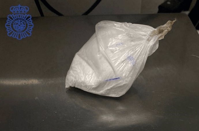 Bolsa de plástico en cuyo interior se halló la sustancia pulverulenta, al parecer cocaína.