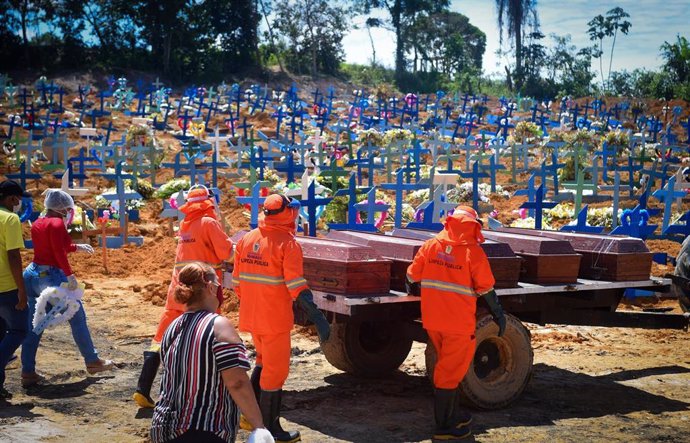 Trabajadores del cementerio de Manaos, capital del estado de Amazonas, portando ataúdes de víctimas del nuevo coronavirus.