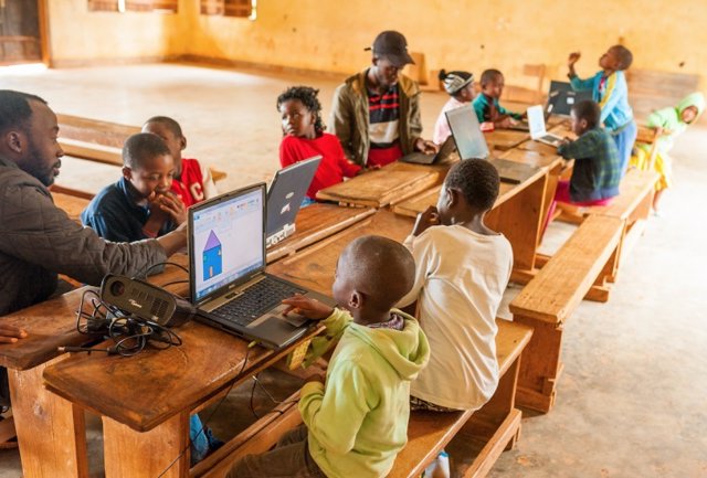 Niños utilizando ordenadores en una escuela en África