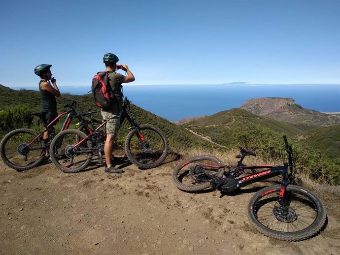 Turistas en el Parque Nacional de Garajonay, en La Gomera