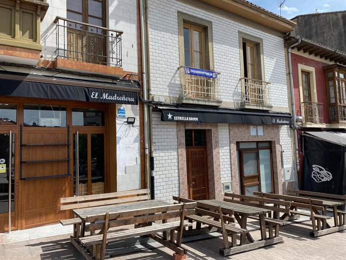 Terraza de la sidrería El Madreñeru, restaurante en Pola de Siero