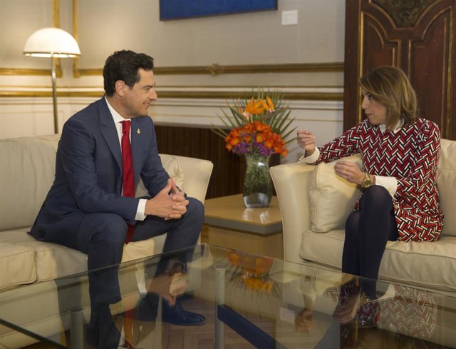 El presidente de la Junta de Andalucía, Juanma Moreno (i), se reúne con la secretaria general del PSOE de Andalucía, Susana Díaz (d), en una imagen de archivo.