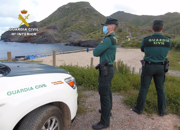 Agentes de la Guardia Civil supervisan la costa murciana