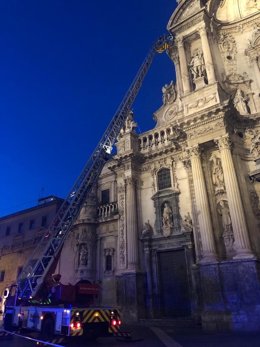 Los Bomberos, revisando la fachada de la Catedral