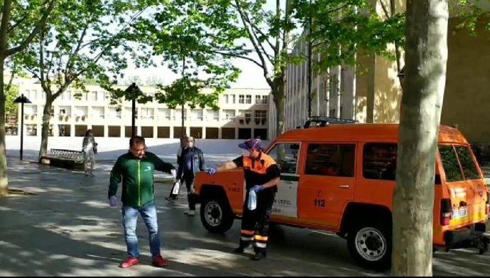 Reparto de mascarillas frente al Ayuntamiento de Logroño