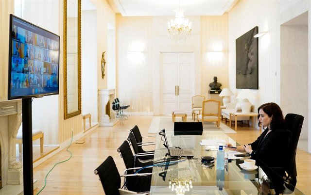 La presidenta de la Comunidad de Madrid, Isabel Díaz Ayuso, durante una reunión mantenida de forma telemática