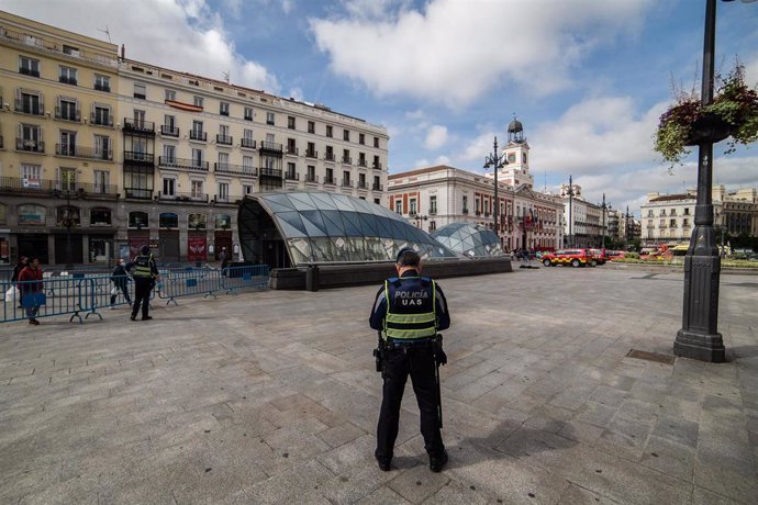 Miembros de la Policía Municipal controlan el paso de personas a la Puerta del Sol