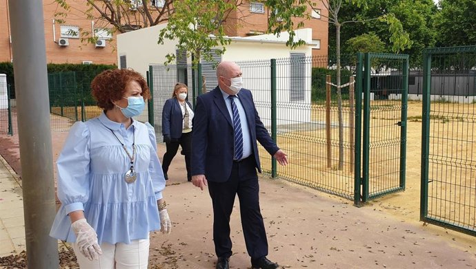 Adela Castaño, durante su visita a colegios de la ciudad
