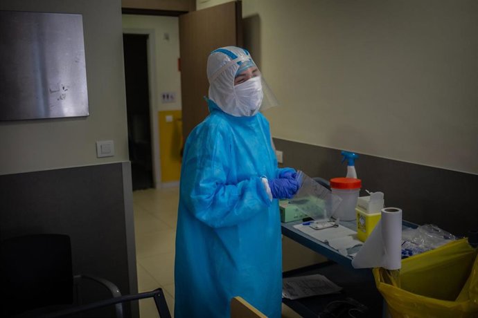 Una voluntaria de la ONG Proactiva Open Arms en la Residencia Geriátrica Redós de Sant Pere de Ribes/Barcelona/Catalunya (España) (archivo)