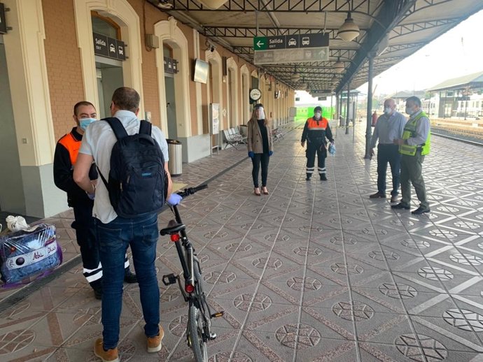 Imagen de las tareas de reparto de mascarillas en Murcia frente al coronavirus