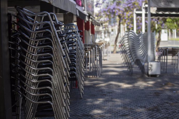 Cadires a la terrassa d'un bar, dos dies després que el Govern central presentés el seu pla de desescalada, Sevilla (Andalusia, Espanya), 30 d'abril del 2020.