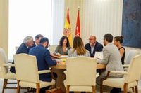 Ayuso mantiene hoy una reunión con patronal y sindicatos para abordar la reactivación económica