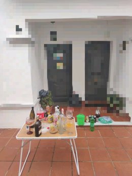 Restos del botellón en una urbanización nen Los Barrios durante el confinamiento