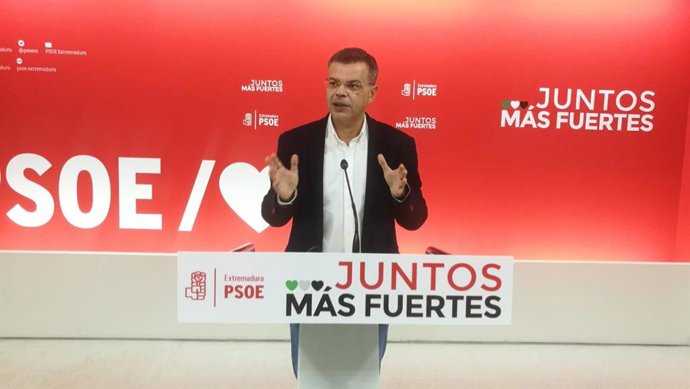 El portavoz del PSOE en Extremadura, Juan Antonio González, en rueda de prensa sobre el coronavirus