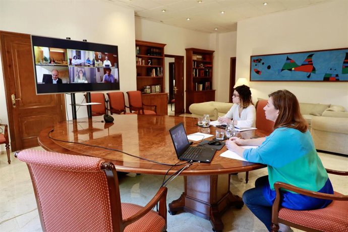 La presidenta del Govern, Francina Armengol, durante una reunión telemática con los presidentes de los Consells, el alcalde de Palma y el presidente de la Felib