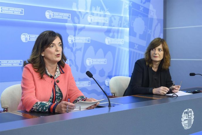 La consejera de Empleo y Políticas Sociales del Gobierno Vasco, Beatriz Artolazabal, en rueda de prensa.