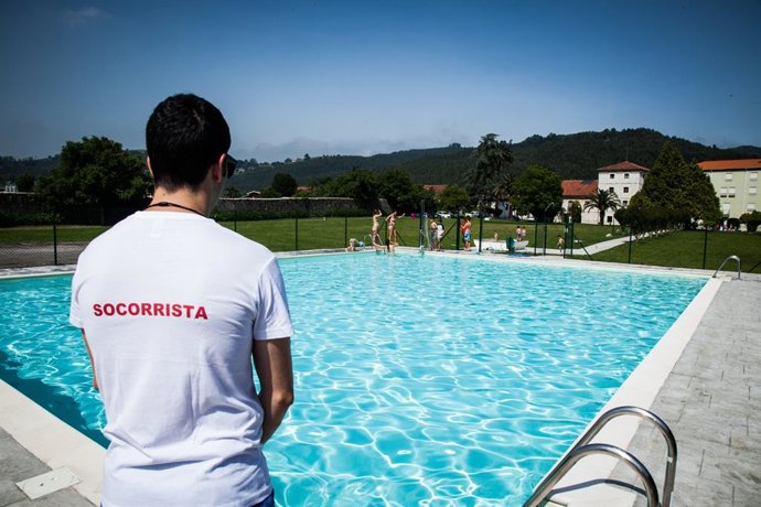 Piscina de Solórzano con socorrista