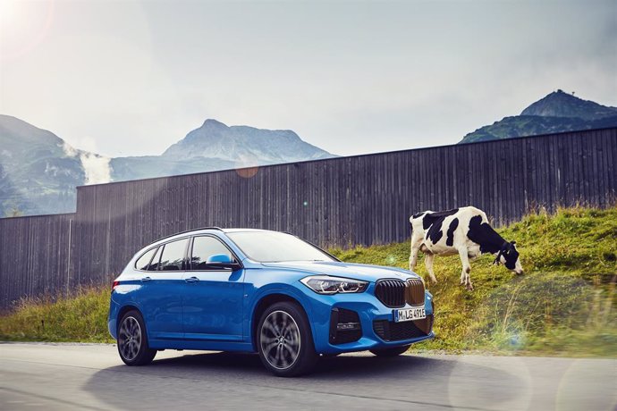 Economía/Motor.- BMW lanza los nuevos X1 y X2 xDrive25e híbridos enchufables, con 57 kilómetros de autonomía eléctrica