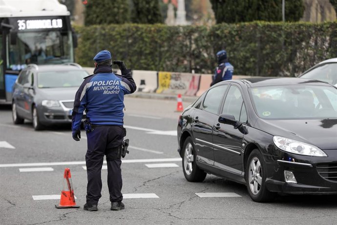 Dos agentes de la Policía Municipal en un control policial en Madrid. Archivo.