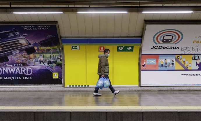 Un hombre protegido con mascarilla camina por un andén vacío del metro un día después de que Metro de Madrid haya registrado un descenso de viajeros del 81 por ciento en hora punta por la crisis del coronavirus, en Madrid (España) a 23 de abril de 2020.