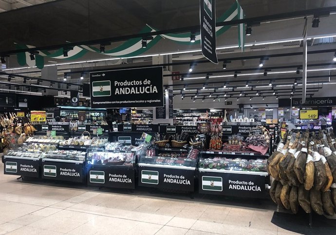 Estand de productos de Andalucía en un supermercado Carrefour