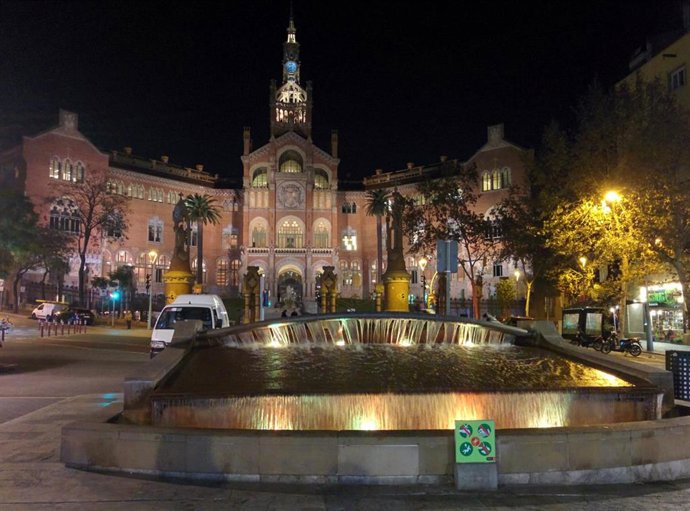 La fachada del recinto modernista de Sant Pau, en Barcelona, iluminada en una imagen de archivo