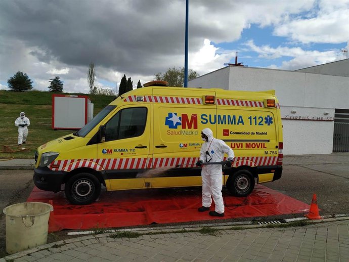 Bomberos de Leganés desinfectan una ambulancia.