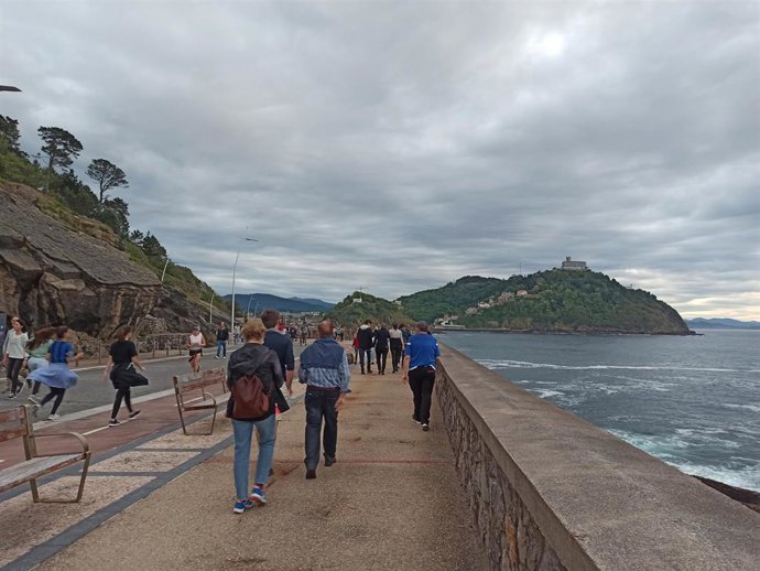 Gente paseando este sábado por San Sebastián.