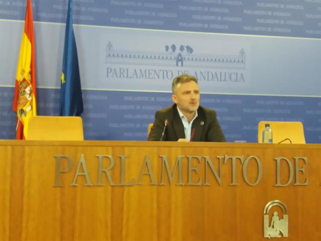 El portavoz parlamentario del PSOE-A, José Fiscal, en rueda de prensa, en una foto de archivo.
