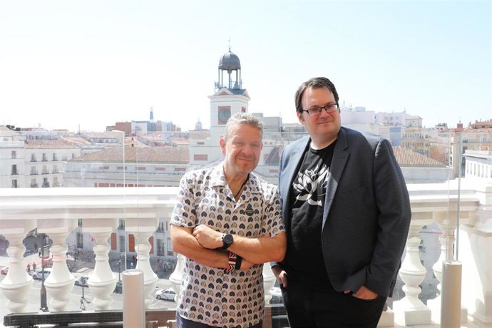 El escritor Brandon Sanderson y el chef y presentador Alberto Chicote posan en el Restaurante Puerta de Sol de Madrid.