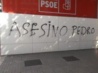 La Policía Nacional investiga las pintadas de 'Asesino Pedro' en la fachada de la sede del PSOE de Córdoba