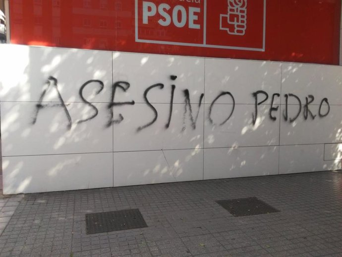 Pintada en la fachada del PSOE de Córdobba.