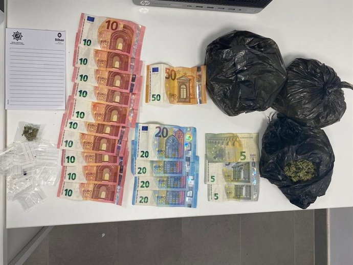 Droga y dinero incautado a una mujer detenida en Bilbao