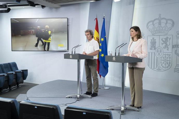El director del Centro de Alertas y Emergencias Sanitarias, Fernando Simón, y la Secretaria General de Transportes, María José Rallo, durante una comparecencia para actualizar información sobre la evolución de la pandemia del Covid-19. 