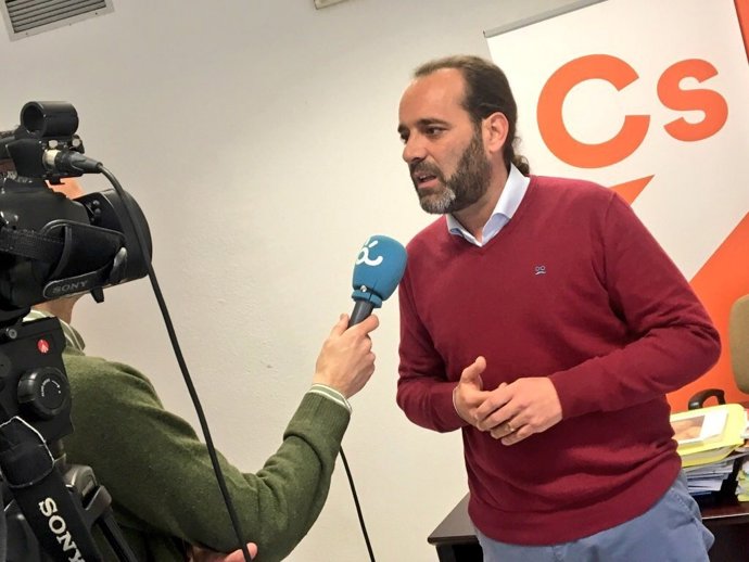 Juan Cassá atiende a los medios