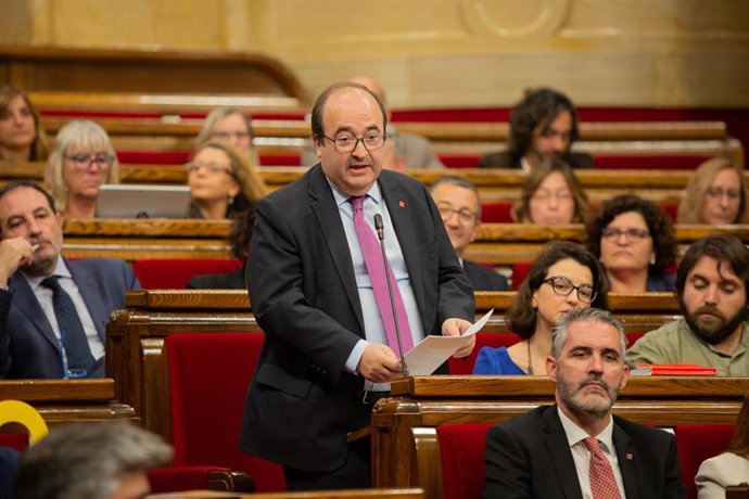 El primer secretario del PSC, Miquel Iceta, interviene desde su escaño en una sesión plenaria en el Parlament