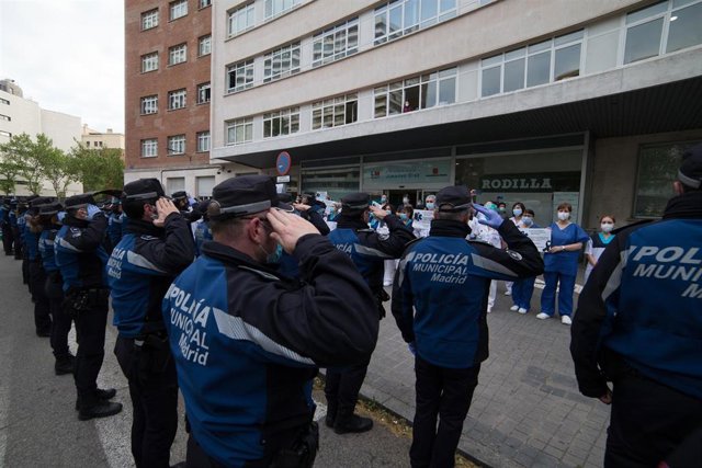La Policía Municipal de Madrid se une a los sanitarios del Hospital Fundación Jiménez Díaz en apoyo a los profesionales fallecidos por coronavirus y sus familias en un minuto de silencio durante a Pandemia Covid-19.