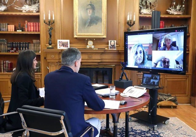 Los Reyes, en videconferencia con la secretaria de Estado de Digitalización e Inteligencia Artificial, Carme Artigas y la presidenta de la Asociación Española de Inteligencia Artificial, Amparo Alonso