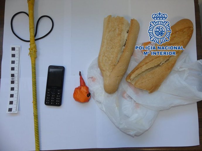 Barra de pan incautada con cocaína dentro