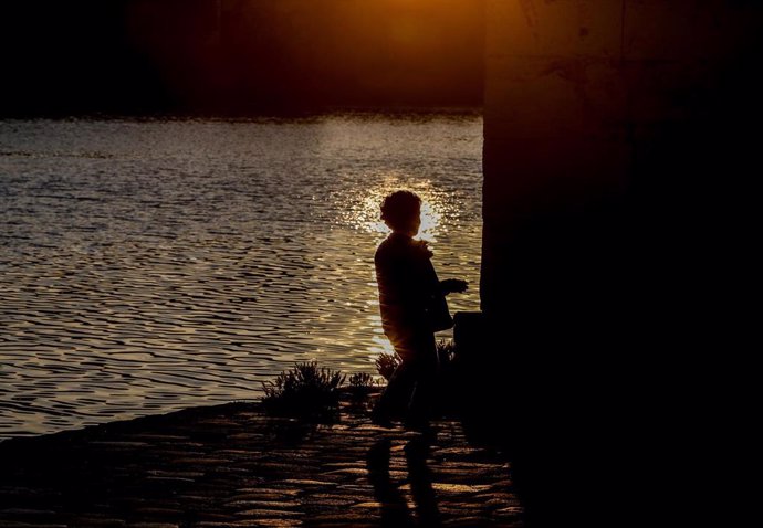 Un niño en el Muelle de la Sal el 45 día de estado de alarma. Sevilla a 28 de abril del 2020.