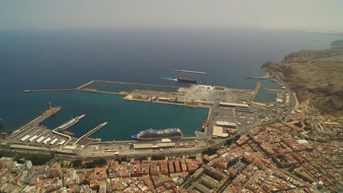 Puerto de Almería desde una panorámica con el dique exterior al fondo