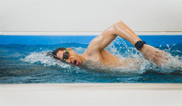 El emprendedor y nadador español Pablo Fernández, entrenando para el reto de 25 horas seguidas nadando