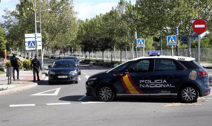 Agentes de la Policía Nacional realizan un control en la entrada de la localidad madrileña de Pozuelo de Alarcón