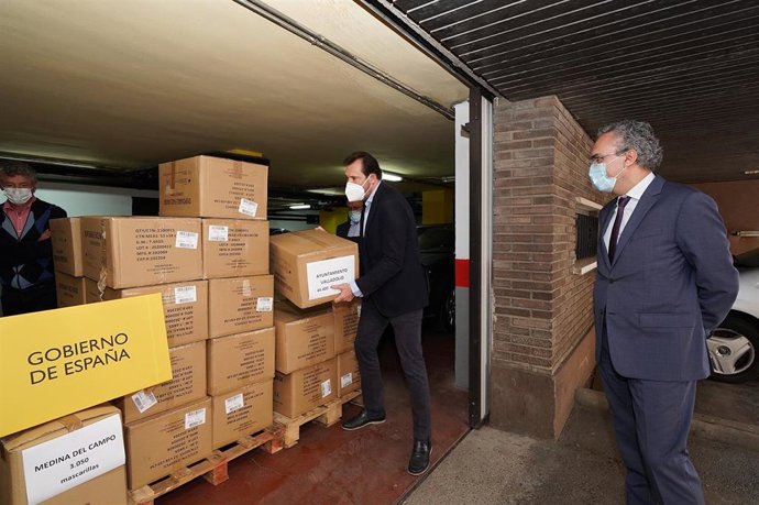 El alcalde de Valladolid, junto al delegado del Gobierno, comprueba las cajas de mascarillas enviadas por la Administración central.