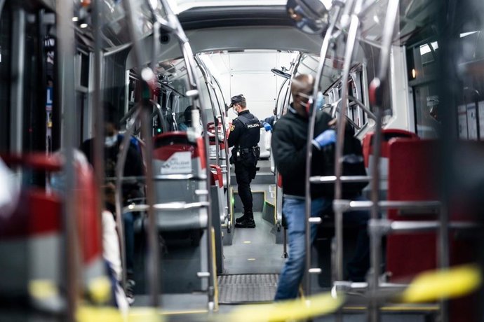 Reparto mascarillas en el transporte público