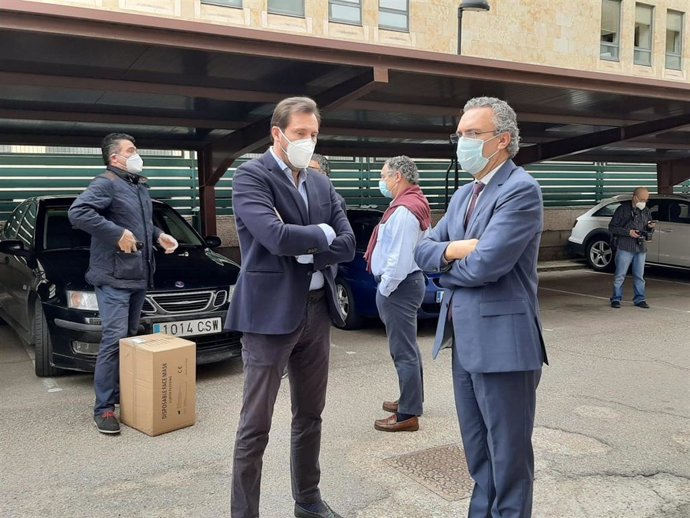 El alcalde de Valladolid, Óscar Puente, junto al delegado del Gobierno en CyL, Javier Izquierdo, con motivo de la entrega de mascarillas en el transporte público.