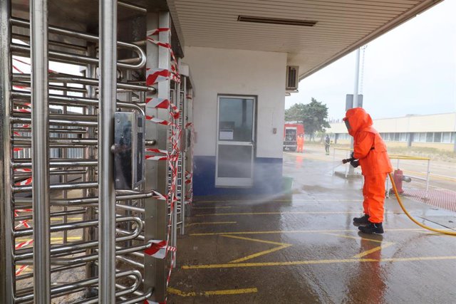 Un operario desinfecta las instalaciones de la planta de Opel/PSA de Figueruelas.